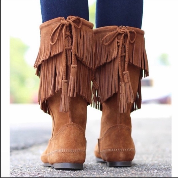Minnetonka 2 Layer Angle Fringe Suede Boots - Picture 5 of 15